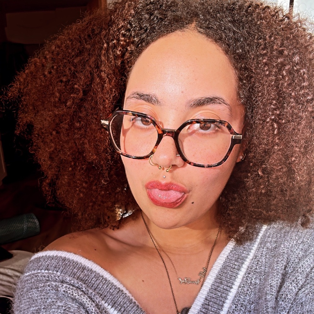 Meet your Posher, Alexis